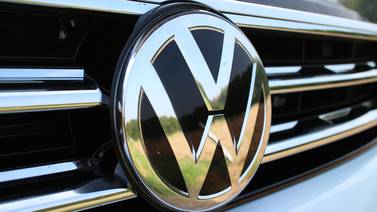 Volkswagen reduce producción de autos en sede de Alemania por falta de piezas