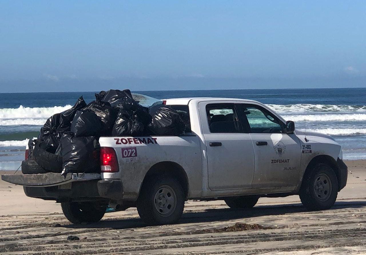 Bolsas y bolsas llenas de basura se juntaron en la playa El Bebé.