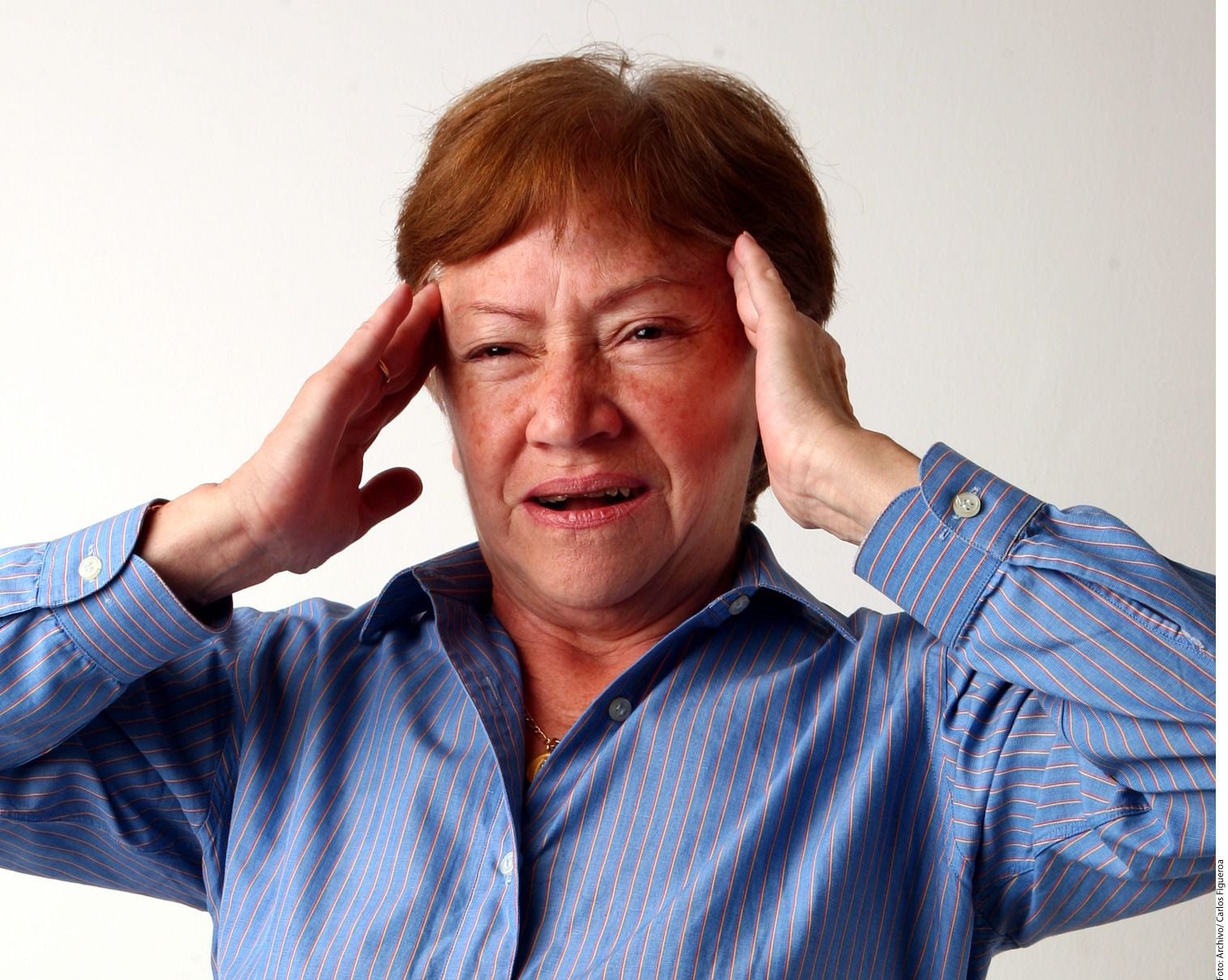 El dolor de cabeza es otro de los síntomas que se pueden presentar previo a la trombosis.