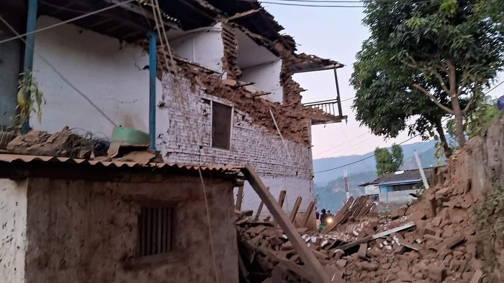 Casas dañadas por el terremoto cerca de Jajarkot, Nepal, el 4 de noviembre de 2023. EFE/EPA/NEPAL PRIME MINISTER'S OFFICE HANDOUT EDITORIAL USE ONLY/NO SALES HANDOUT EDITORIAL USE ONLY/NO SALES
