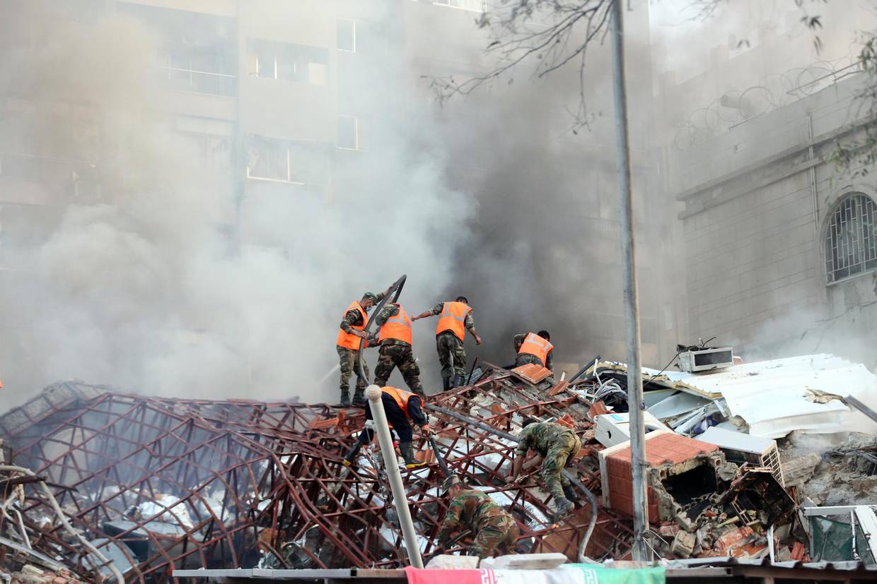 Trabajadores de rescate en el lugar de un ataque aéreo en Damasco, Siria, el 1 de abril de 2024. Según la agencia de noticias árabe siria SANA, Israel lanzó un ataque aéreo contra el edificio del consulado iraní en Damasco.