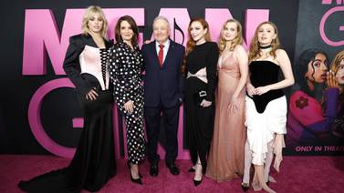 Lindsay Lohan deslumbra en el estreno de 'Mean Girls' y posa con nuevo elenco