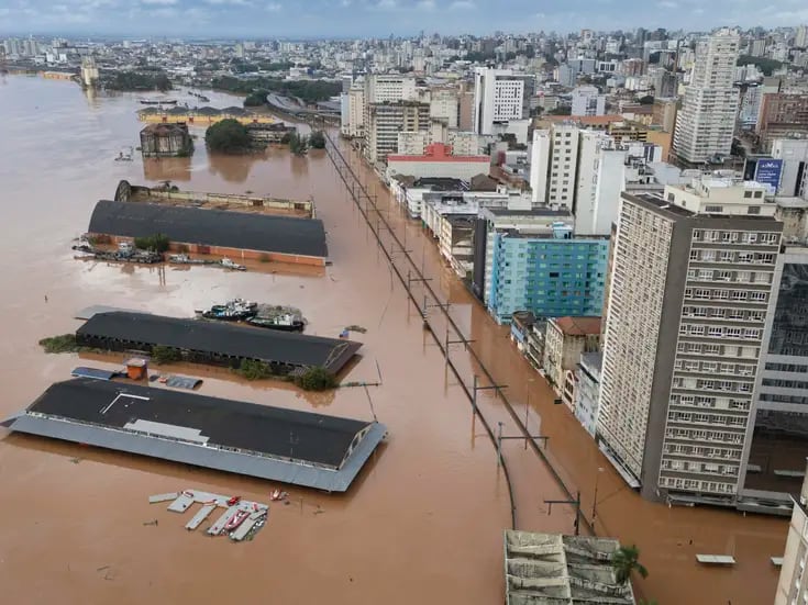 Van 76 muertes por inundaciones al Sur de Brasil