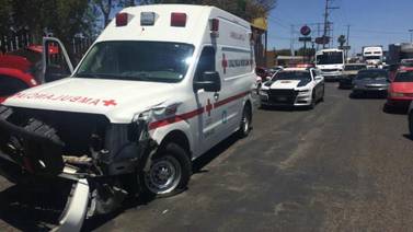 VIDEO: Tras atender servicio, ambulancia es impactada por tráiler