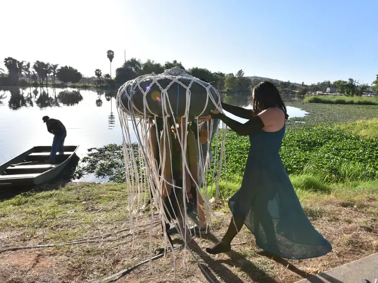 Activistas y artistas mexicanas instalan ‘medusa’ de cabello humano para limpiar el Río Santiago  