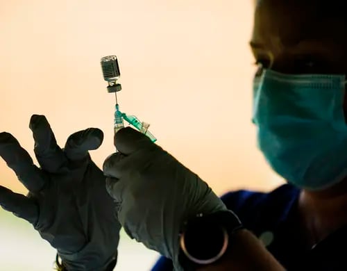 ARCHIVO - En esta foto de archivo del 14 de septiembre de 2021, una persona prepara una jeringa con la vacuna de Pfizer contra el COVID-19 en una clínica del Reading Area Community College en Reading, Pensilvania. (AP Foto/Matt Rourke, archivo)