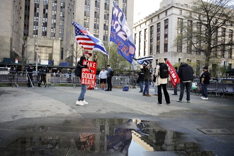 Simpatizantes de Trump se reúnen afuera de la Corte. | AP