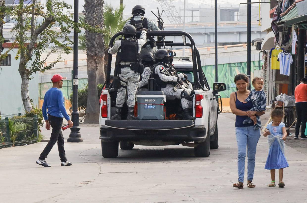 Un vehículo con miembros de la Guardia Nacional patrulla las calles en la ciudad de Tijuana, en Baja California
