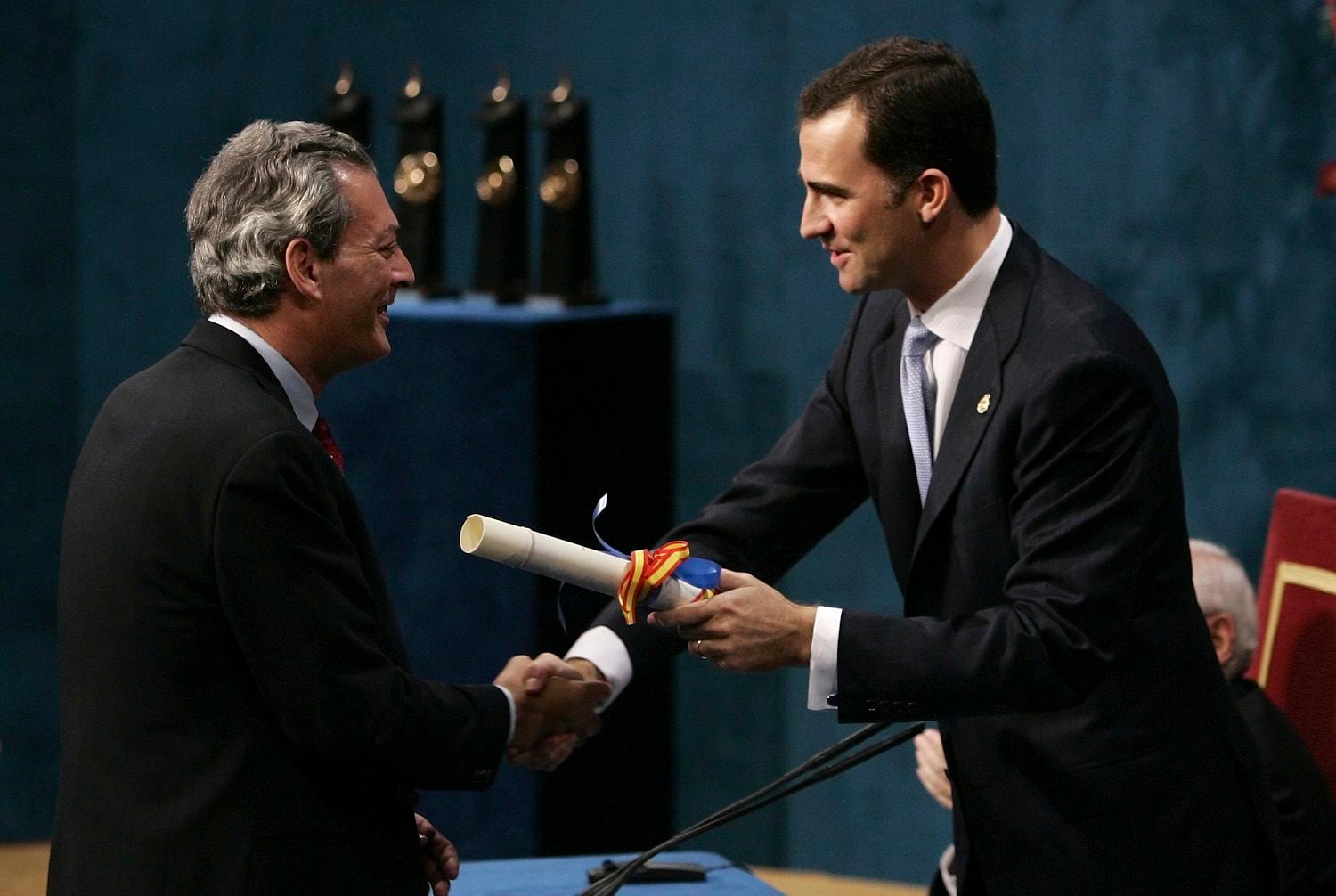 Paul Auster, izquierda, recibe el premio Príncipe de Asturias 2006 de Literatura del príncipe Felipe de España y Asturias en una ceremonia en Oviedo, España, el 20 de octubre de 2006.