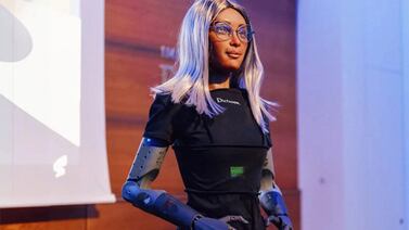 Mika, la primer robot que será CEO en una compañía firma su contrato