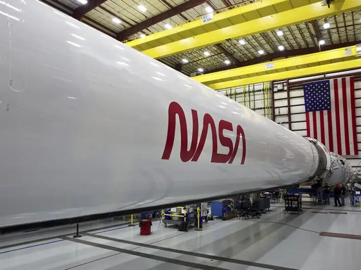 NASA pinta su logotipo retro en el fuselaje de cohete con misión de llevar humanos a la Luna