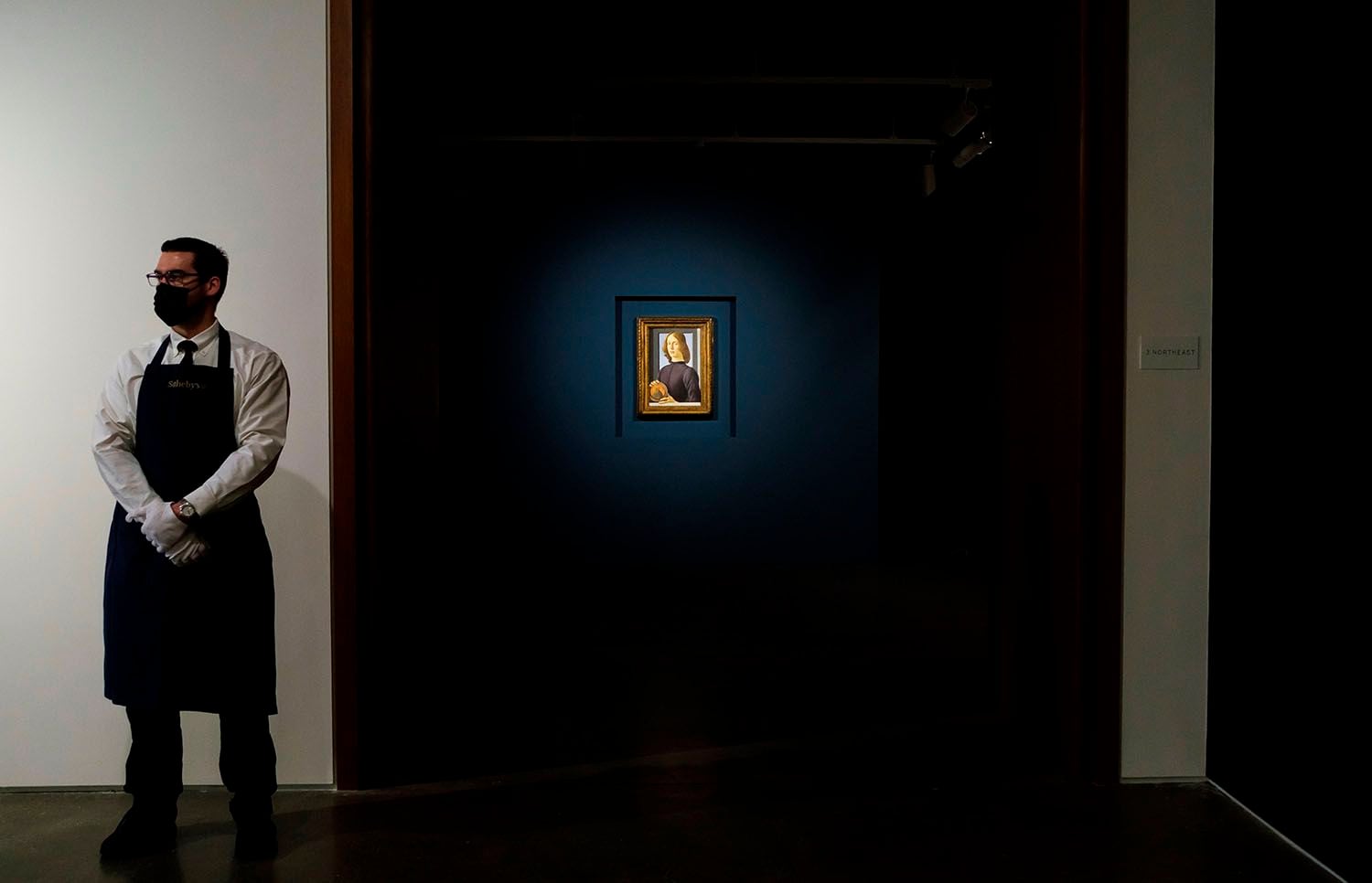Vista de la obra "Young Man Holding a Roundel" (Hombre joven sujetando un medallón) del artista, expueta por la casa de subastas Sotheby's, este 22 de enero de 2021, en Nueva York.EFE/Justin Lane
