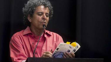 Escritor salvadoreño invita a ser testigos de la historia a través de la poesía