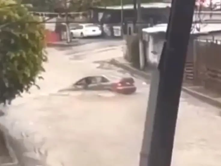 Lluvias en Tijuana: Corriente arrastra vehículo en el Cañón del Pato