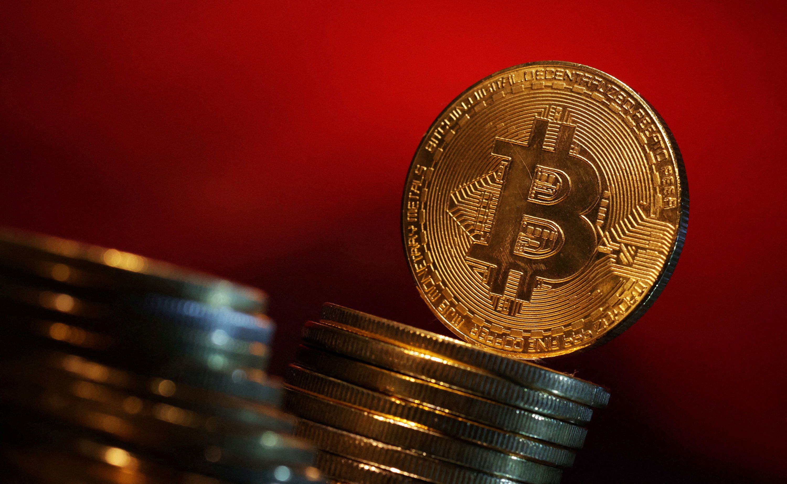 El bitcoin alcanza un hito histórico al superar los 70,000 dólares