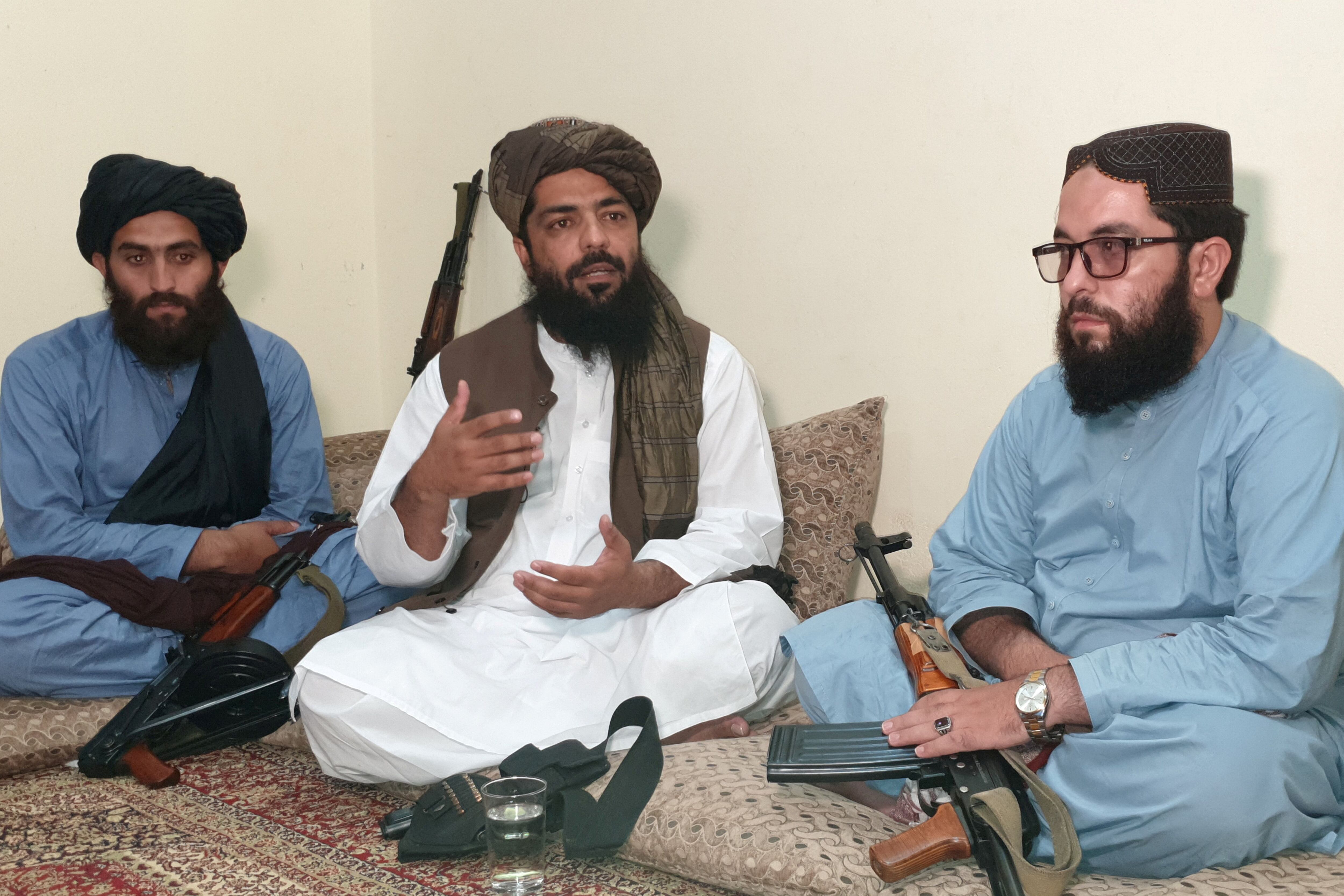 IMAGEN DE ARCHIVO. Waheedullah Hashimi, aun alto comandante Talibá, habla con Reuters durante una entrevista en un lugar no revelado cerca de la frontera entre Afganistán y Pakistán. Agosto 17, 2021. REUTERS/Stringer
