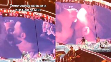 Jóvenes comparten un 'beso de tres' en Kiss Cam de concierto de RBD en CDMX