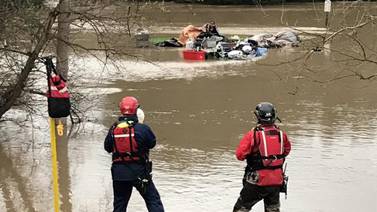 Rescatan a 5 personas en zona inundada de California