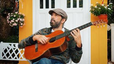 Juan Luis Guerra anuncia su gira "Entre el mar y las palmeras" más cinta animada de "Las Avispas"