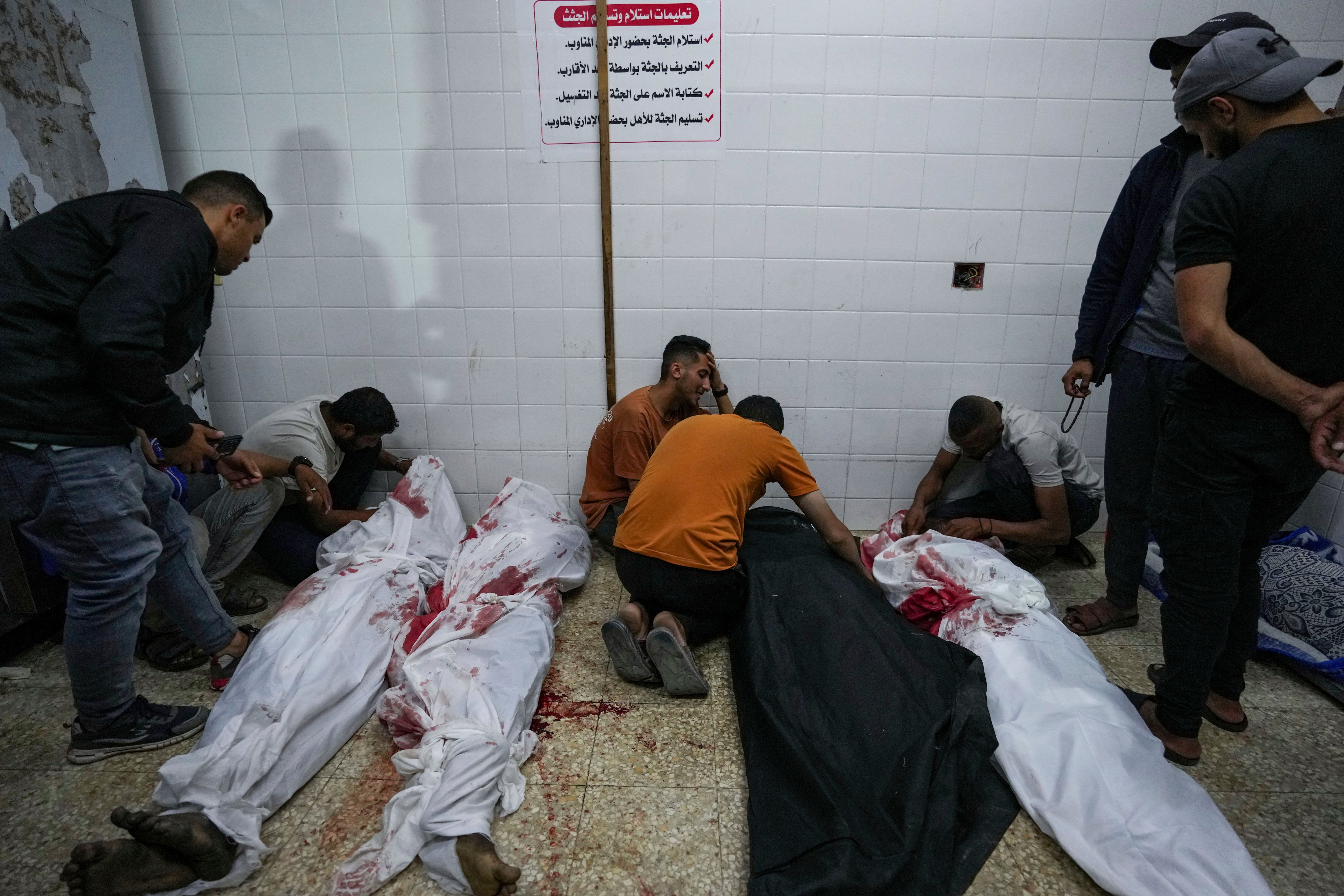 Palestinos lloran en el hospital Al Aqsa junto a los cuerpos de sus familiares que murieron por un ataque israelí en la Franja de Gaza, el domingo 5 de mayo de 2024. (AP Foto/Abdel Kareem Hana)