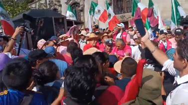 “Marea rosa” e integrantes de la CNTE chocan en Zócalo de CDMX