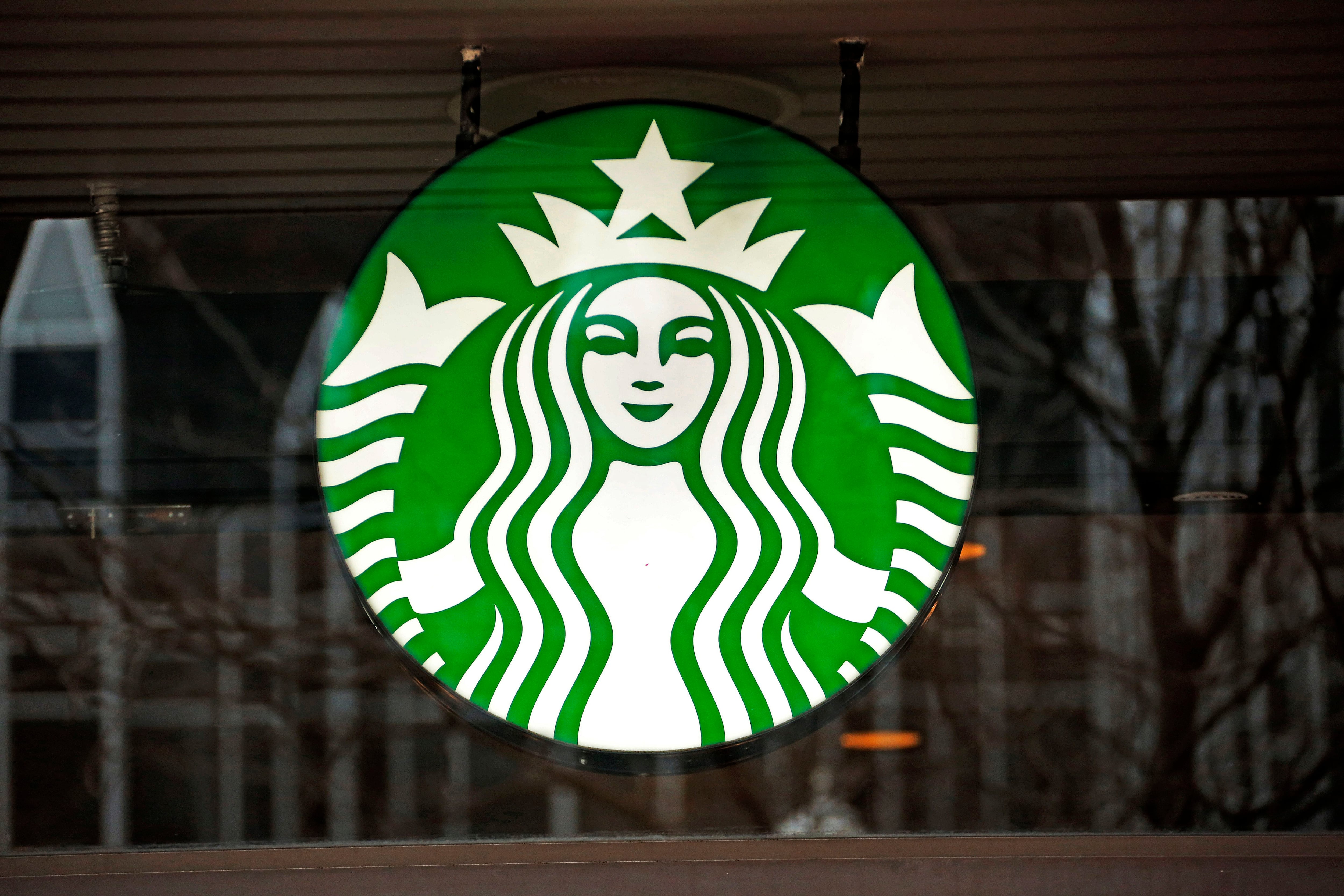Starbucks fue fundado en 1971 en Seattle, Washington, por Jerry Baldwin, Zev Siegl y Gordon Bowker en el Pike Place Market.