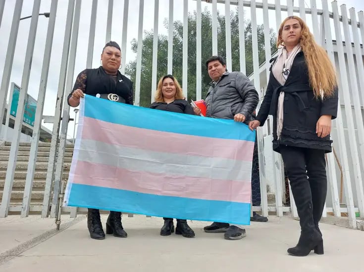 Defienden a estudiante trans para que le permitan usar el baño de mujeres en ‘prepa’