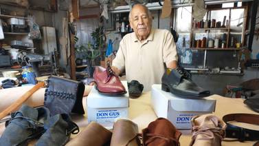 Don Alfonso, de 90 años, artista de la piel busca apoyo de los tijuanenses