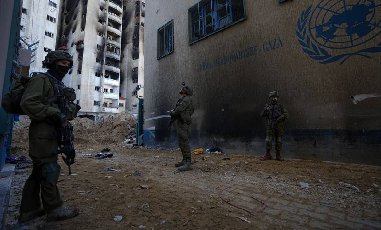 Soldados israelíes al ingresar a la sede de la UNRWA, en Gaza. Foto: AP