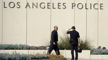 Autoridades de Los Ángeles buscan a unos 50 ladrones, quienes asaltaron simultáneamente una tienda de lujo en EU