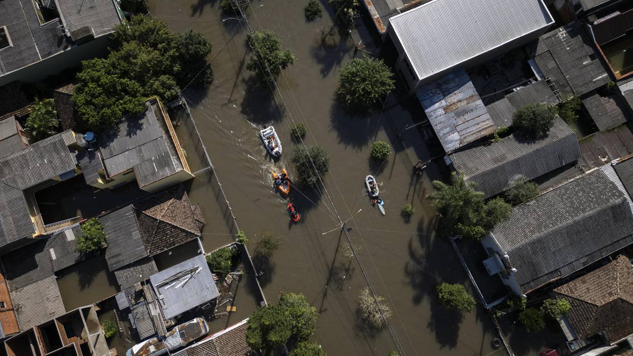 Equipos de rescate que trabajan entre las calles inundadas este lunes en el barrio Sarandí de Porto Alegre | FOTO EFE/ Isaac Fontana