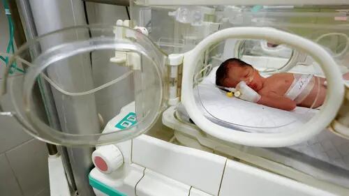 Gazatíes lloran la muerte de bebé rescatado del vientre