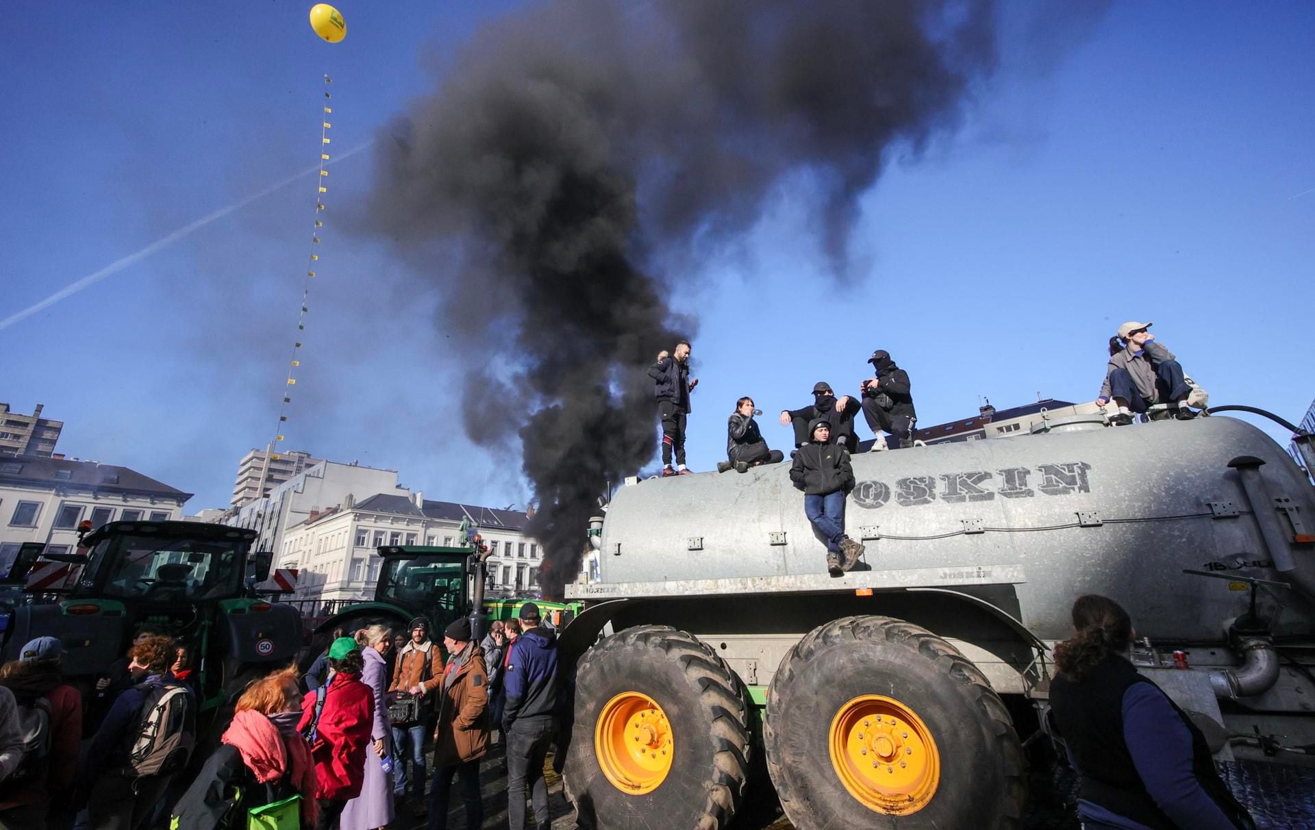 Los agricultores se sientan encima de una maquinaria agrícola durante una protesta cerca del Parlamento Europeo al margen de una cumbre de la UE en Bruselas, Bélgica, el 01 de febrero de 2024. | EFE