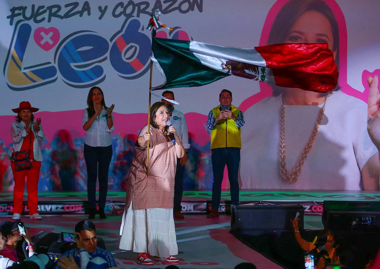MEX6937. LEÓN (MÉXICO), 06/05/2024.- La candidata presidencial de la oposición Xóchitl Gálvez (c) participa en un acto de campaña este lunes en una plaza pública de León (México). EFE/Luis Ramírez