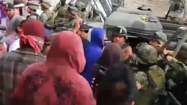 VIDEO: Pobladores y militares se enfrentan en Puebla