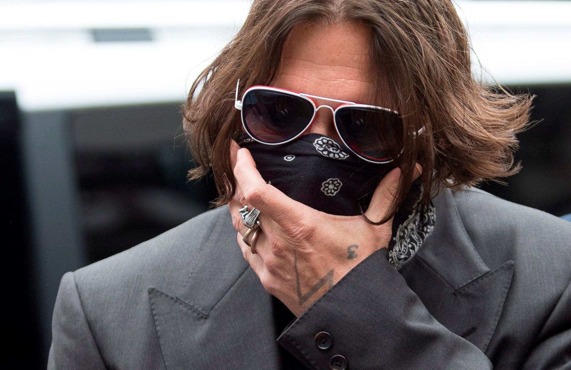London (United Kingdom).- (FILE) - US actor Johnny Depp, wearing a face mask, arrives at the Royal Courts of Justice in London, Britain, 08 July 2020 (reissued 25 March 2021). A judge on 25 March 2021 refused Johnny Depp the permission to appeal the High Court ruling. Depp was appealing the verdict after he lost his case when suing The Sun's newspaper publisher News Group Newspapers (NGN) over claims he abused his ex-wife Amber Heard. (Reino Unido, Londres) EFE/EPA/NEIL HALL *** Local Caption *** 56469599
