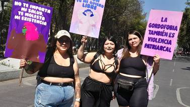 Mujeres marchan contra la gordofobia en la CDMX