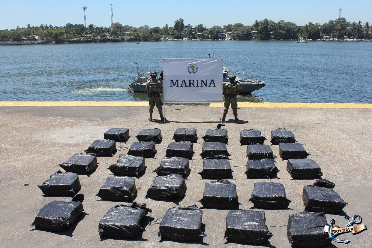 La Décima Cuarta Zona Naval y a la Décima Región Naval, aseguró en dos acciones diferentes, casi dos toneladas de presunta cocaína, en inmediaciones de Lázaro Cárdenas, Michoacán.  Foto: @SEMAR_mx en X