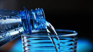 Descubre cuáles síntomas podrías tener si no tomas suficiente agua