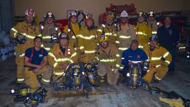 Reciben bomberos de Tecate donativo de equipo