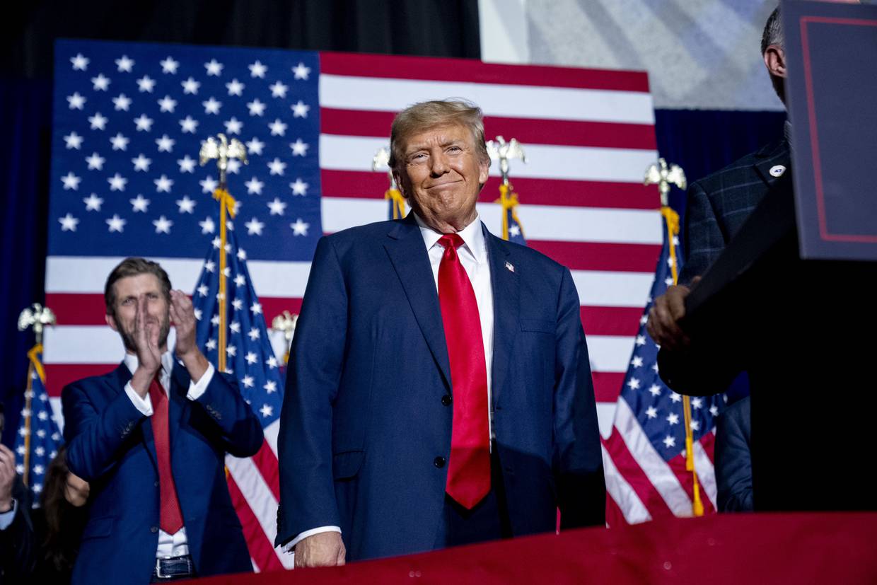 El precandidato presidencial republicano y expresidente Donald Trump en un evento posterior a los caucus de Iowa, el lunes 15 de enero de 2024, en Des Moines. En la fotografía también aparece Eric Trump, a la izquierda. (AP Foto/Andrew Harnik)