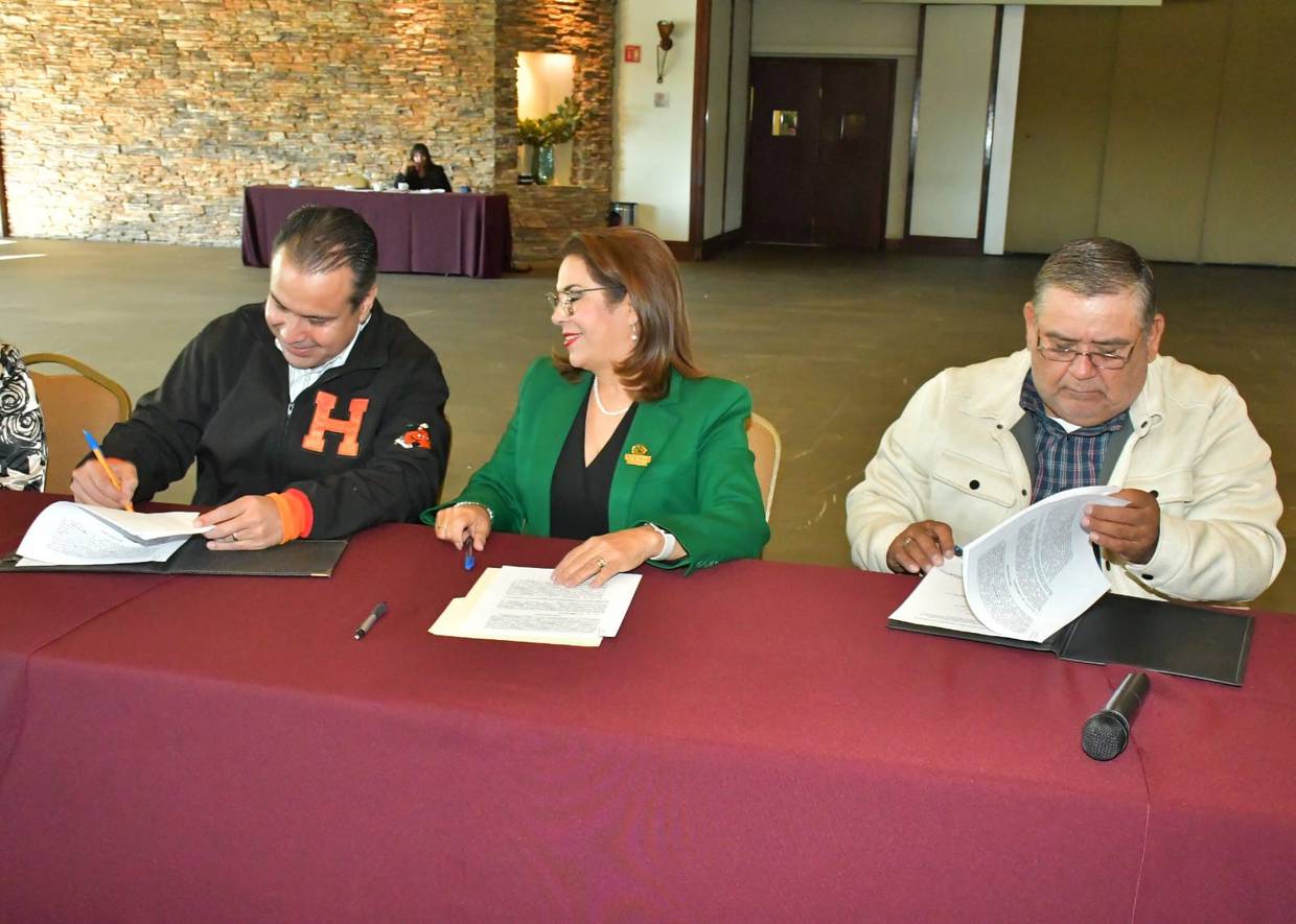 El alcalde Antonio Astiazarán firmó como testigo de honor el convenio con el cual se cede el uso de edificio a la Ammje.