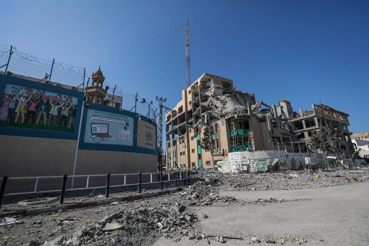 Vista de la sede de la UNRWA (i) en Gaza tras un ataque de Israel, en una fotografía de archivo. EFE/Mohammed Saber