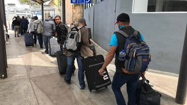 Cruzan 400 mexicanos a EU por San Ysidro con visa de trabajo