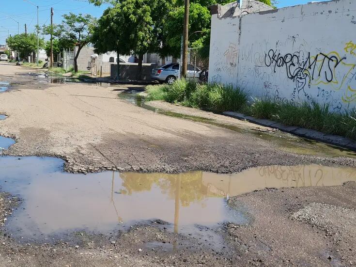 Batallan con avería de drenaje en colonia Real del Carmen de Hermosillo