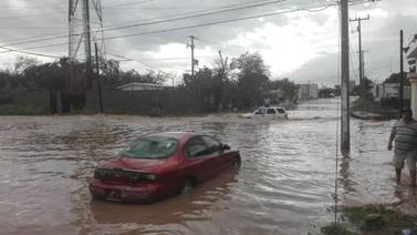 Cierran arroyos por fuerte lluvia en Navojoa