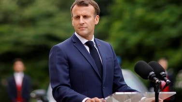 Emmanuel Macron demanda a hombre que lo comparó con Adolf Hitler