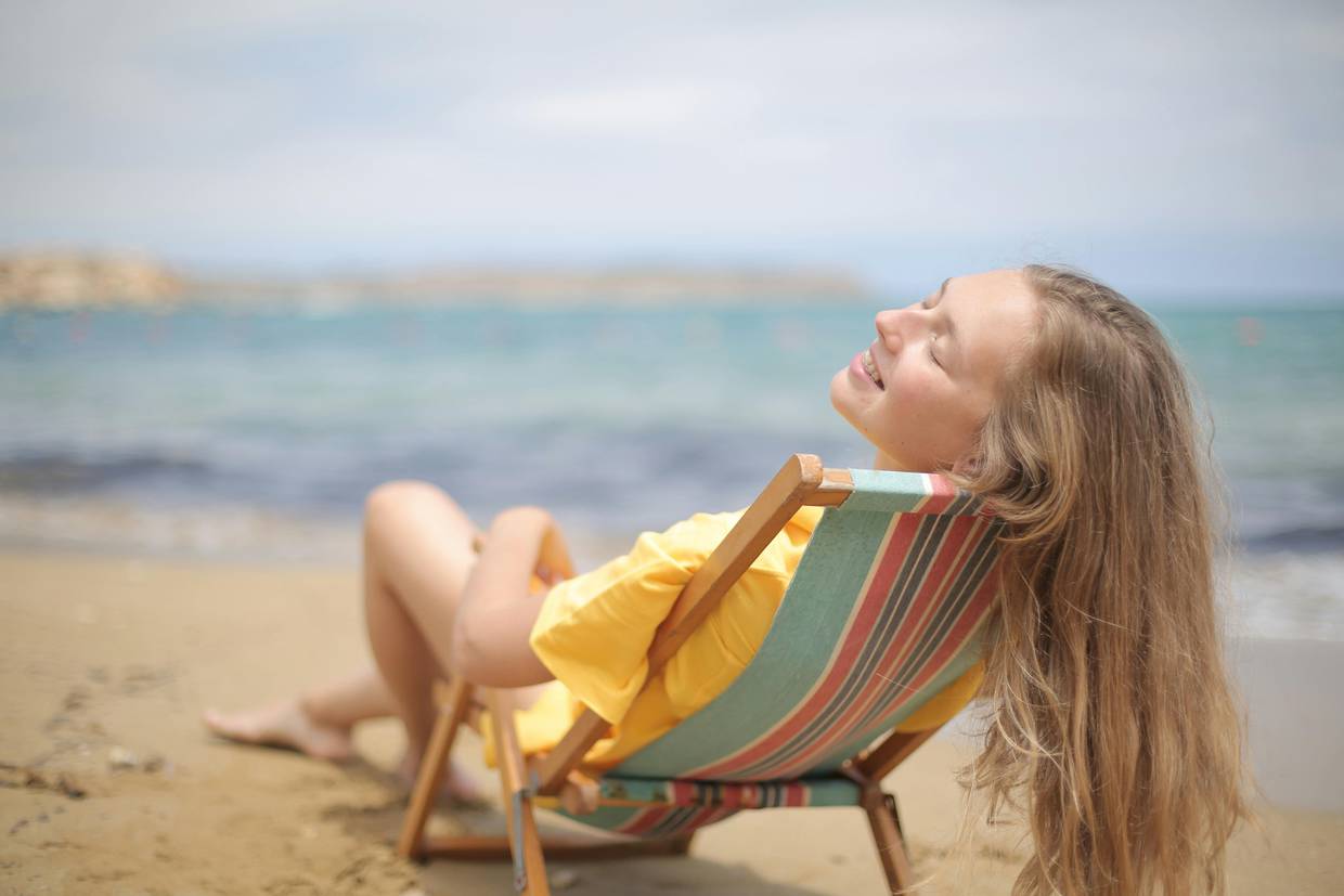 Cuidar el cabello teñido en la playa es crucial debido a la exposición al sol y al agua salada/Foto: Pexels