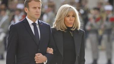 Presidente Macron rompe el silencio por primera vez ante rumores “falsos” de transexualidad de su esposa