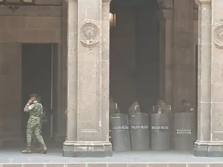 Normalistas lanzan cohetones a Palacio Nacional tras liberación de 8 militares por caso Ayotzinapa